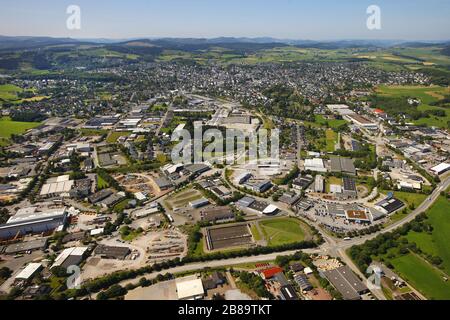 , Industriegebiet an den vier Linden an der B7, 27.06.2011, Luftbild, Deutschland, Nordrhein-Westfalen, Sauerland, Brilon Stockfoto