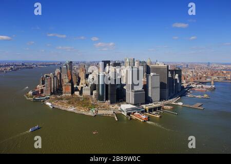 , Insel und Bezirk von Manhattan von der Hafenseite, Wolkenkratzer und Fährterminals im Finanzdistrikt, 12.04.2009, Luftaufnahme, USA, New York City Stockfoto