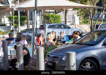 Sydney, Australien. März 2020. Avalon Beach, Sydney, Australien. Samstag, 21. März 2020. Menschen in Sydney missachten die Politik der sozialen Distanzierung als Reaktion auf Coronavirus Credit: martin Beere/Alamy Live News Stockfoto