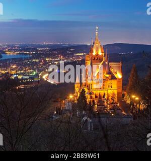 Beleuchtete Burg Drachenburg über dem Rheintal am Abend, Deutschland, Nordrhein-Westfalen, Siebengebirge, Koenigswinter Stockfoto