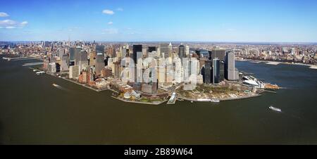 , Insel und Bezirk von Manhattan von der Hafenseite, Wolkenkratzer und Fährterminals im Finanzdistrikt, 12.04.2009, Luftaufnahme, USA, New York City Stockfoto