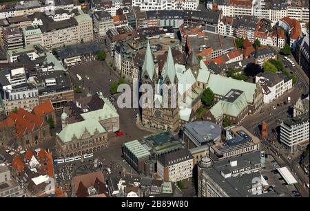 , Bremer Innenstadt mit der Statue Bremer Roland, St. Petri Dome, landtag und Liebfrauenkirche, 05.05.2011, Luftaufnahme, Deutschland, Bremen Stockfoto