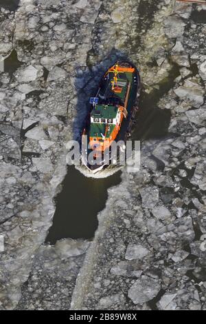 , Eisbrecher-Schiff auf dem Wesel-Datteln-Kanal in Marl, 08.02.2012, Luftbild, Deutschland, Nordrhein-Westfalen, Ruhrgebiet, Marl Stockfoto