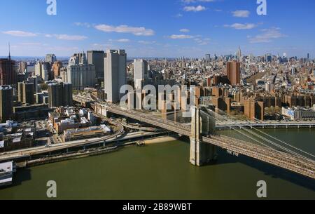 Brooklyn Bridge über den East River, verbindet Manhattan und Brooklyn, 12.04.2009, Luftbild, USA, New York City Stockfoto