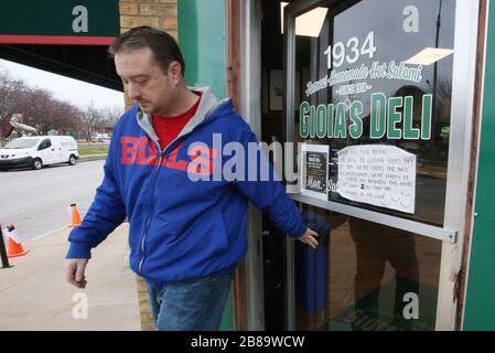 St. Louis, USA. März 2020. Ein Kunde verlässt Gioia's Deli, nachdem ihm mitgeteilt wurde, dass das Geschäft für den Tag geschlossen hat, in St. Louis am Freitag, den 20. März 2020. Alle Restaurants und Bars wurden angewiesen, nur mit weniger Stunden zu arbeiten, da die Befürchtungen von Coronavirus gewachsen sind. Es gab zwei gemeldete Todesfälle in Missouri durch das Virus. Foto von Bill Greenblatt/UPI Credit: UPI/Alamy Live News Stockfoto