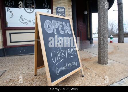 St. Louis, USA. März 2020. Ein Schild vor Favazzas Restaurant erklärt, dass sie am Freitag, 20. März 2020, in St. Louis für die Durchführung geöffnet sind. Alle Restaurants und Bars wurden angewiesen, nur mit weniger Stunden zu arbeiten, da die Befürchtungen von Coronavirus gewachsen sind. Es gab zwei gemeldete Todesfälle in Missouri durch das Virus. Foto von Bill Greenblatt/UPI Credit: UPI/Alamy Live News Stockfoto