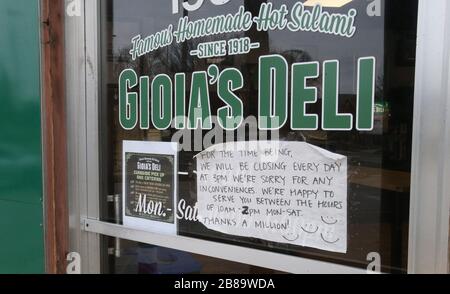 St. Louis, USA. März 2020. Ein Schild an der Tür von Gioia's Deli grüßt Kunden, um ihnen zu sagen, dass der Laden für den Tag geschlossen hat, in St. Louis am Freitag, 20. März 2020. Alle Restaurants und Bars wurden angewiesen, nur mit weniger Stunden zu arbeiten, da die Befürchtungen von Coronavirus gewachsen sind. Es gab zwei gemeldete Todesfälle in Missouri durch das Virus. Foto von Bill Greenblatt/UPI Credit: UPI/Alamy Live News Stockfoto