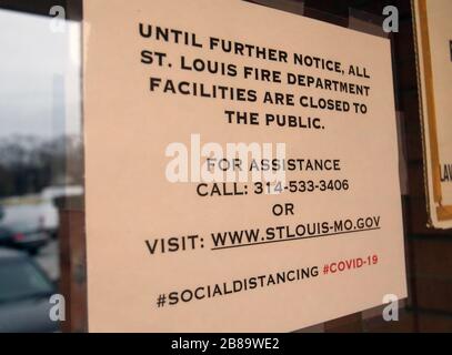 St. Louis, USA. März 2020. Ein Schild an der Tür des Hauptquartiers der Feuerwehr von St. Louis zeigt an, dass das Gebäude für Besucher gesperrt wurde, da Coronavirus am Freitag, 20. März 2020, in St. Louis Ängste geweckt haben. Es gab zwei gemeldete Todesfälle in Missouri durch das Virus. Foto von Bill Greenblatt/UPI Credit: UPI/Alamy Live News Stockfoto