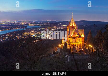 Beleuchtete Burg Drachenburg über dem Rheintal am Abend, Deutschland, Nordrhein-Westfalen, Siebengebirge, Koenigswinter Stockfoto