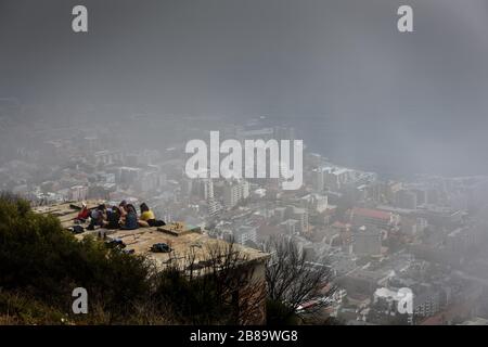 Freunde treffen sich auf dem Signal Hill in Kapstadt, einem der Wahrzeichen Südafrikas für Touristen und Anwohner. Stockfoto