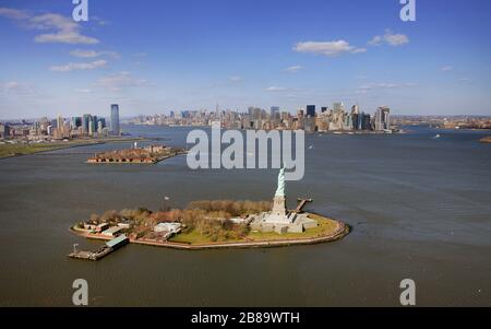 , Freiheitsstatue auf Liberty Island im Hafen von New York, 12.04.2009, Luftbild, USA, New York City Stockfoto