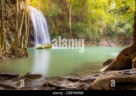 Die Landschaft des Wasserfalls von Erawan im Nationalpark ist ein Wasserfall im tiefen Wald bei Kanchanaburi, Thailand. Stockfoto