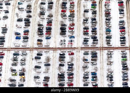 , Reihen von geparkten Autos auf dem Grundstück vor dem OLG Hamm, 18.01.01.2013, Luftbild, Deutschland, Nordrhein-Westfalen, Ruhrgebiet, Hamm Stockfoto