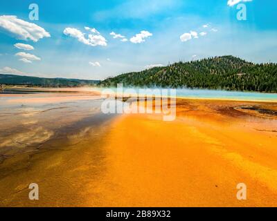 Bunte große prismatische Quellen im Yellowstone-Nationalpark an einem sonnigen Tag Stockfoto