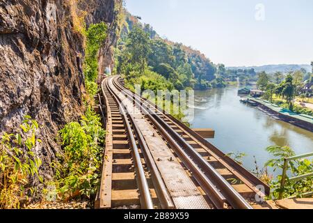 Die Todeseisenbahn, die den fluss kwai in Kanchanaburi Thailand überquert. Wichtiger Meilenstein und Ziel für den Besuch und die Geschichte des zweiten Weltkriegs Stockfoto