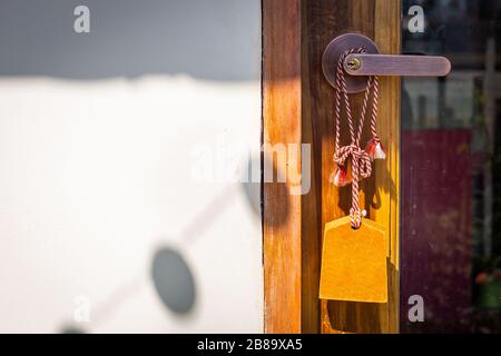 Holztüren mit Glasaufhängen, japanische Holzschilder vor dem Café. Hintergrund des Kopierraums Stockfoto