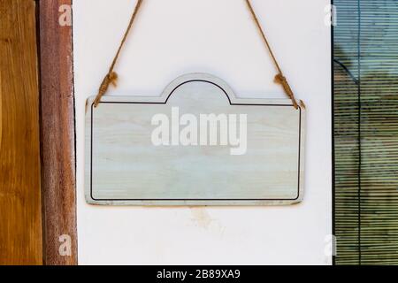 Holz-Rohling-Hinweisschild hängt an der Tür des Cafés Stockfoto
