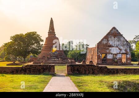Landschaft des Wat Lokayasutharam Tempels im buddhistischen Tempel ist ein Tempel, der in der Antike in Ayutthaya bei Bangkok erbaut wurde. Thailand Stockfoto