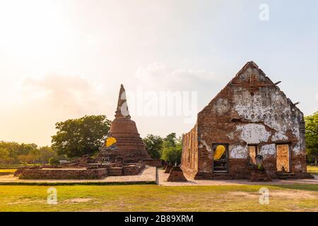 Landschaft des Wat Lokayasutharam Tempels im buddhistischen Tempel ist ein Tempel, der in der Antike in Ayutthaya bei Bangkok erbaut wurde. Thailand Stockfoto