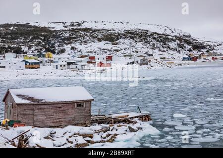 Auf der Suche nach Seal Cove zum Dorf Fogo im Winter, auf Fogo Island, Neufundland, Kanada [keine Eigentumsfreigabe; für Redaktionslizenzgeber verfügbar Stockfoto