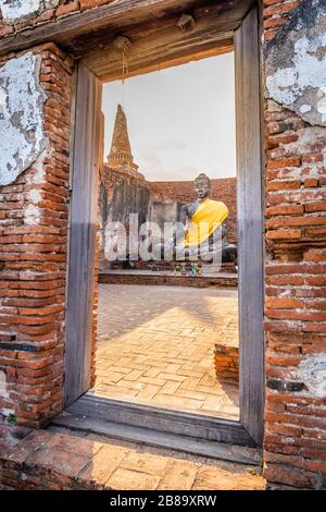 Großer buddha im Wat Lokayasutharam Tempel im buddhistischen Tempel ist ein Tempel, der in der Antike in Ayutthaya bei Bangkok erbaut wurde. Thailand Stockfoto