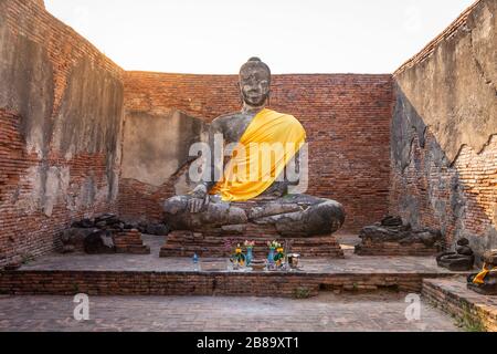 Großer buddha im Wat Lokayasutharam Tempel im buddhistischen Tempel ist ein Tempel, der in der Antike in Ayutthaya bei Bangkok erbaut wurde. Thailand Stockfoto