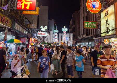 Bangkok, Thailand, 12. Januar 2020: Chinatown oder Yaowarat Straßenansicht mit Einheimischen und Touristen kommen, um berühmte Speisen zu essen und zu spazieren. Vor Co Stockfoto