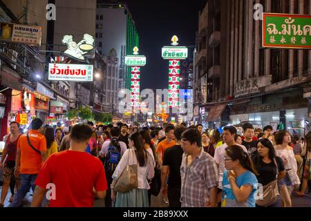 Bangkok, Thailand, 12. Januar 2020: Chinatown oder Yaowarat Straßenansicht mit Einheimischen und Touristen kommen, um berühmte Speisen zu essen und zu spazieren. Vor Co Stockfoto