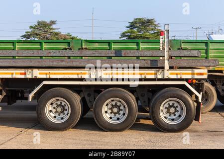 Trailer ein großer LKW mit Werbetafeln zur Verarbeitung zu anderen Produkten vor dem Walzwerk Stockfoto