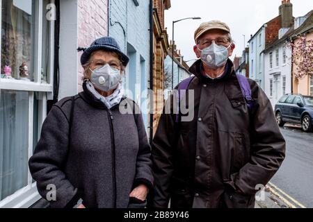 Ältere Einwohner auf der Straße tragen Gesichtsschutzmasken gegen den COVID-19-Virus, Lewes, Sussex, Großbritannien Stockfoto