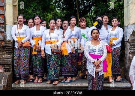 Eine Gruppe balinesischer Hindu-Frauen im traditionellen Kleid auf EINEM Hindu-Festival, dem Wassertempel von Tyrta Empul, Bali, Indonesien. Stockfoto