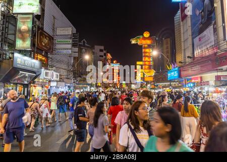 Bangkok, Thailand, 12. Januar 2020: Chinatown oder Yaowarat Straßenansicht mit Einheimischen und Touristen kommen, um berühmte Speisen zu essen und zu spazieren. Vor Co Stockfoto