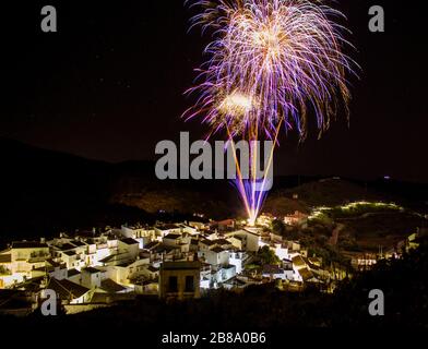 Feuerwerk in einer kleinen Stadt in den Bergen. Stockfoto