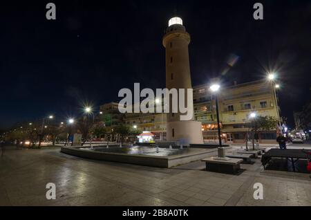 Nächtliche Langzeitbelichtung des berühmten Leuchtturms an der Promenade in der nördlichen Küstenstadt Alexandroupoli Evros Griechenland Stockfoto