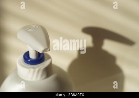 Weiße Flasche Flüssigseife mit Spender Stockfoto