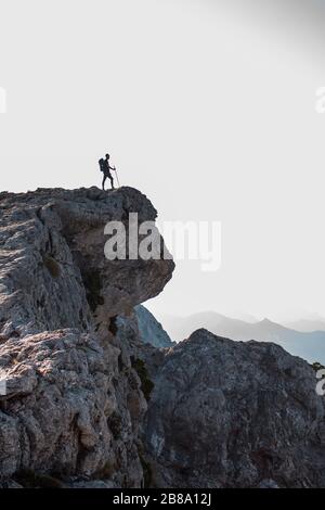 Mann, der auf dem Berg in der Nähe der Klippe wandert. Stockfoto