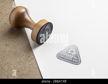 Recycling-Logo auf weißem Papier eingestanzt. Stockfoto