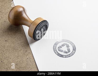 Recycling-Logo auf weißem Papier eingestanzt. Stockfoto