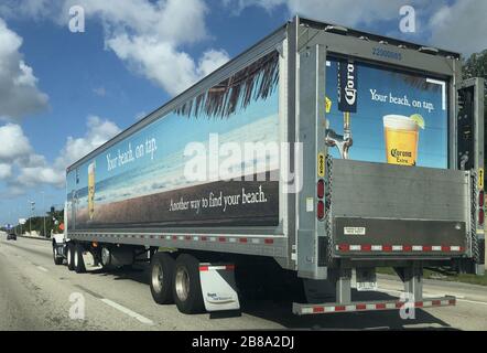 Miami, USA. März 2020. Ein Corona-Bierwagen, der eine Strandszene zeigt, fährt am Freitag, den 20. März 2020 in Miami, Florida, auf dem Florida Turnpike in Richtung Norden durch das Gebiet von Miami. Die Pandemie von Coronavirus hat dazu geführt, dass die Anzahl der Lieferungen für Zapfbier verringert wurde. Foto von Gary I Rothstein/UPI Credit: UPI/Alamy Live News Stockfoto