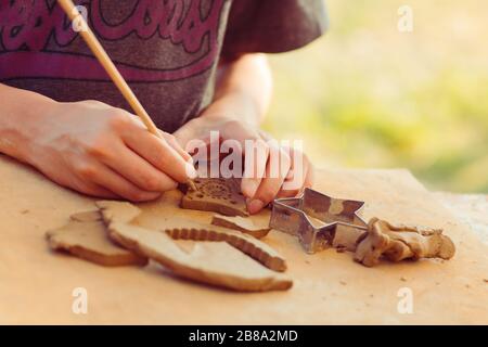 Kinder arbeiten an einem Sommertag mit Tonkeramik im Freien Stockfoto