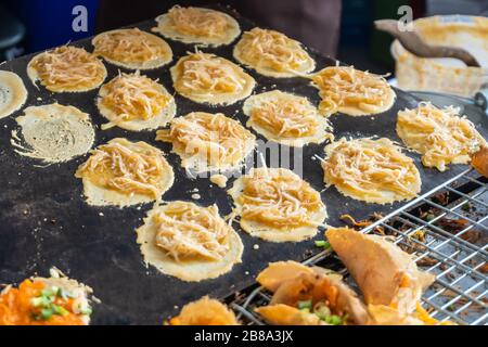 Nahaufnahme von thailändischen Pfannkuchen oder Kanom Buang mit Kokosspips auf einem Nachtmarkt Yaowarat Road Thailand. Wählen Sie Fokus Stockfoto