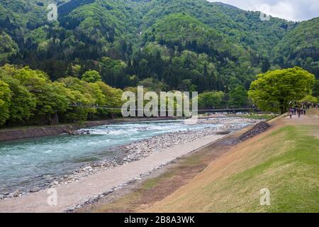 GIFU, JAPAN - MAI 9.2015: Touristen, die durch das traditionelle und historische japanische Dorf Shirakawago laufen. In der Präfektur Gifu, Japan, war Gokayama dabei Stockfoto