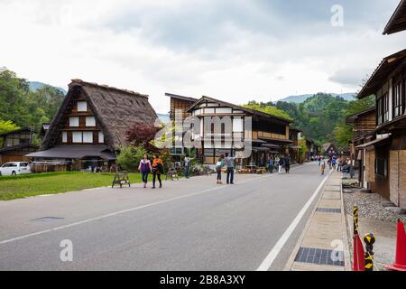 GIFU, JAPAN - MAI 9.2015: Touristen, die durch das traditionelle und historische japanische Dorf Shirakawago laufen. In der Präfektur Gifu, Japan, war Gokayama dabei Stockfoto