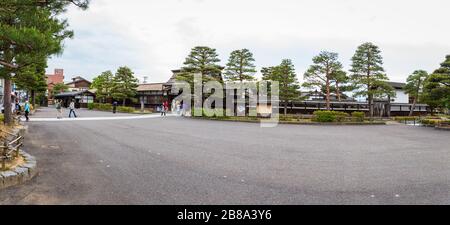 Takayama, Japan - 9. Mai 2015: Touristen besuchen die Altstadt und das ehemalige Rathaus in Takayama. Ist ein berühmter und beliebter Ort und ein Schutzort Stockfoto