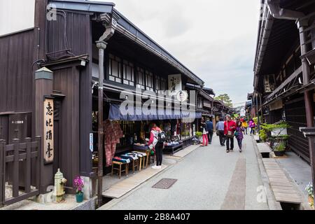 Takayama, Japan - 9. Mai 2015: Touristen besuchen die Altstadt von Takayama. Ist ein berühmter und beliebter Ort und seit der Edo-Zeit ein Schutzort Stockfoto