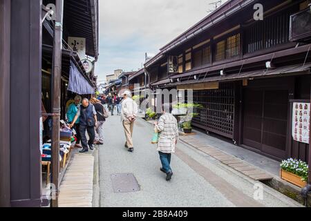 Takayama, Japan - 9. Mai 2015: Touristen besuchen die Altstadt von Takayama. Ist ein berühmter und beliebter Ort und seit der Edo-Zeit ein Schutzort Stockfoto