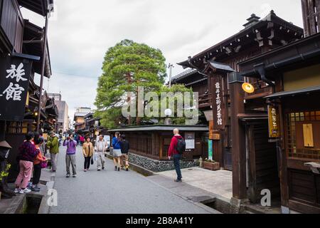 Takayama, Japan - 9. Mai 2015: Touristen besuchen die Altstadt von Takayama. Ist ein berühmter und beliebter Ort und seit der Edo-Zeit ein Schutzort Stockfoto