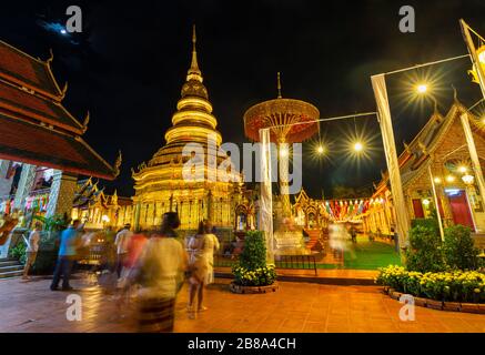 Wat Phra that Hariphunchai with Golden Pagode in Loi Krathong Lantern Festival Night Time, Provinz Lamphun, Thailand Stockfoto