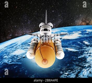 Space Shuttle umkreist die Erde. Elemente dieses Bildes, das von der NASA eingerichtet wurde. Stockfoto