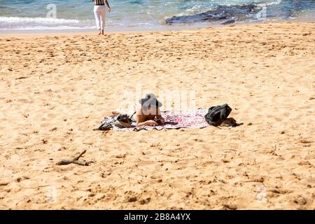 Sydney, Australien. März 2020. Avalon Beach, Sydney, Australien. Samstag, 21. März 2020. Die Einwohner Sydneys sind an einem Tag am örtlichen Strand sozial distanziert. Kredit: martin Beere/Alamy Live News Stockfoto